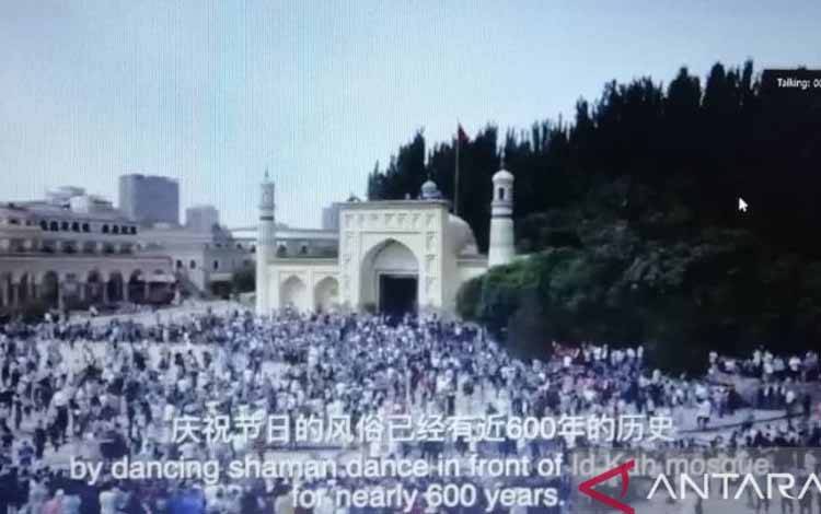 Potongan gambar video suasana Hari Raya Idul Fitri di depan Masjid Idkah, Kashgar, Daerah Otonomi Xinjiang, pada 3 Mei 2022 yang ditampilkan pada konferensi pers virtual, Selasa 10 Mei 2022
