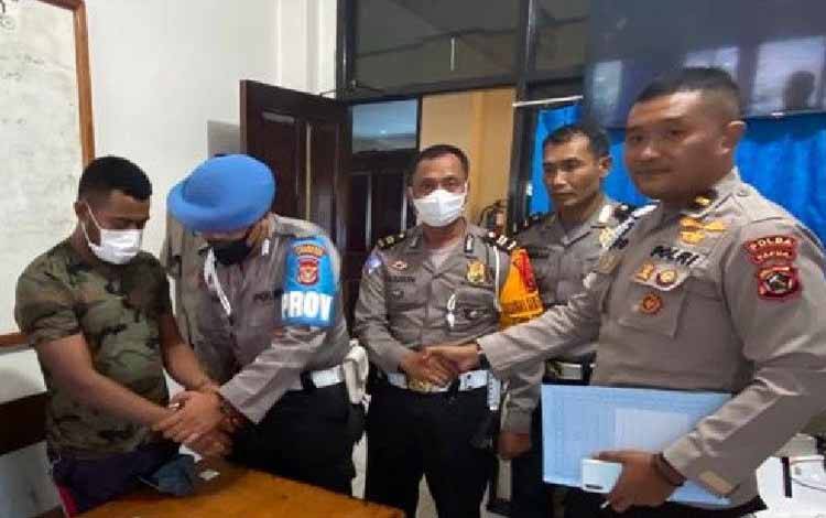 Bripda EN saat ditangkap di kawasan Bucen Entrop, Jayapura, Senin (9/5./2022))