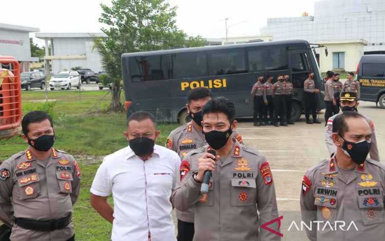 Kapolda Kaltara Irjen Daniel Adityajaya memperlihatkan sejumlah alat bukti atas kasus yang menjerat personel Ditpolair Polda Kalimantan Utara, Briptu HSB, Senin (9 Mei 2022)