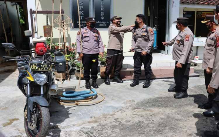 Wakapolres Kapuas Cek Kesiapan Perlengkapan Damkar di Polsek Selat