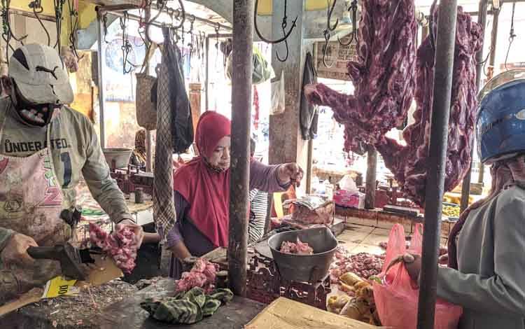 Pedagang daging sapi saat melayani pembeli di pasar. Sementara, saat ini keberadaan sapi langka akibat tidak adanya pasokan dari Pulau Jawa.
