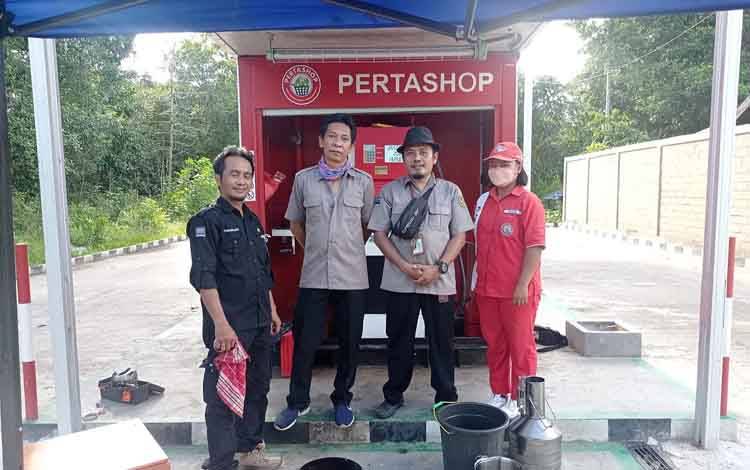 Petugas Metrologi dari Disdagkop UKM Barito Timur saat melakukan tera alat UTTP Pertashop di Desa Dorong.
