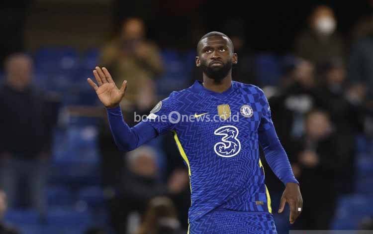Pemain Chelsea Antonio Rudiger melambaikan tangan saat timnya menghadapi Real Madrid pada perempat final Liga Champions di Stamford Bridge, London, Inggris, 6 April 2022