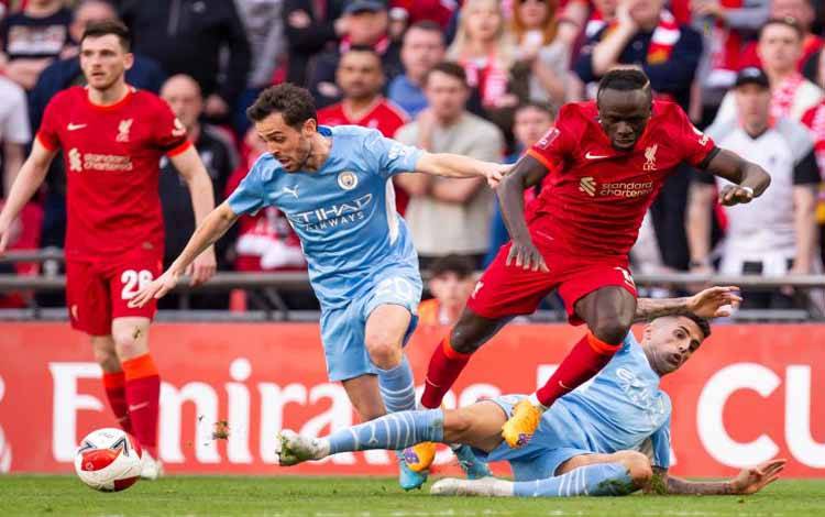 Pemain Liverpool Sadio Mane dan pemain Manchester City Bernardo Silva berebut bola dalam semifinal Piala FA antara Manchester City dan Liverpool di Stadion Wembley, London, Sabtu 16 April 2022