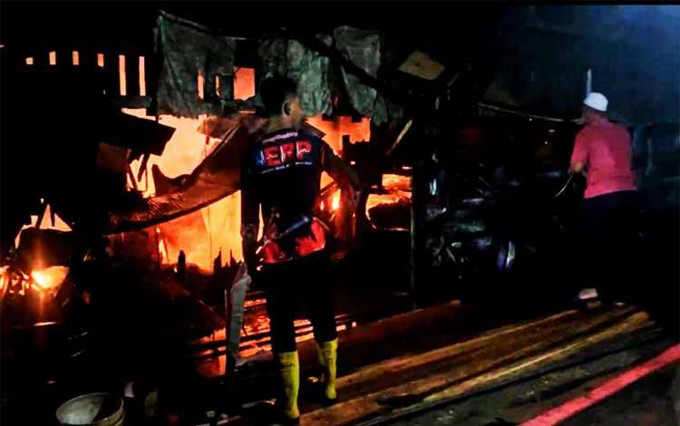 Pabrik Gergajian Kayu Terbakar di Pahandut Seberang