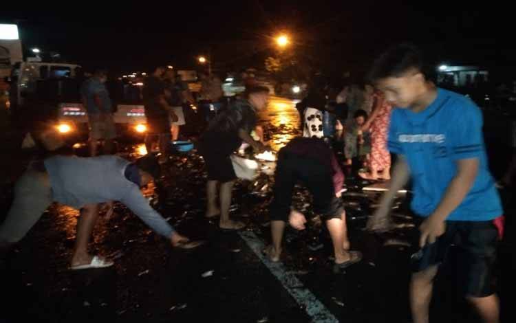 Pikap Muatan Ikan Terbalik Depan SPBU Kasongan, Begini Kondisinya