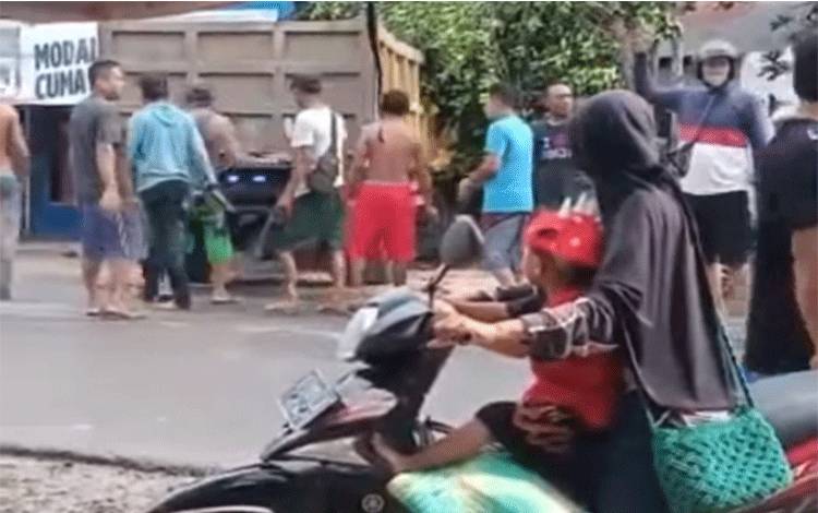 Truk Tabrak Bengkel Di Desa Jaya Karet, 1 Korban Tewas
