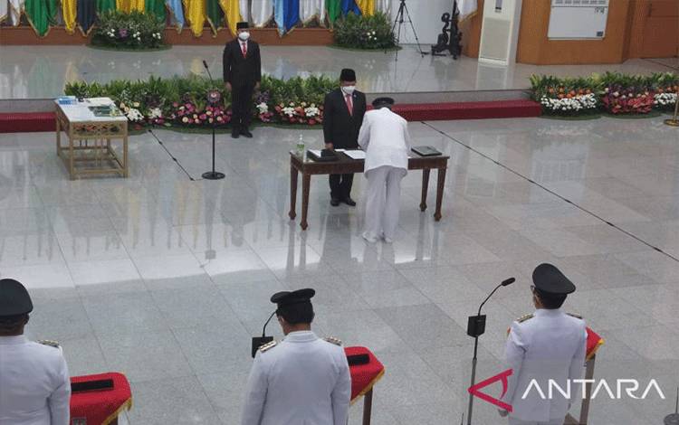 Menteri Dalam Negeri Tito Karnavian melantik lima penjabat gubernur yang menggantikan kepala daerah habis masa jabatan pada Kamis 12 Mei 2022, di Jakarta, Kamis (12/05/2022). (ANTARA/Boyke Ledy Watra)