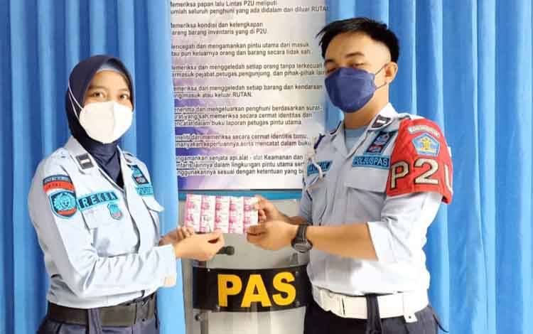 Rutan Tamiang Layang Bagikan Vitamin dan Masker kepada Pegawai
