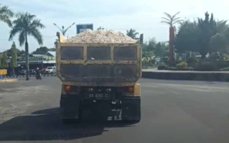 Ini Keluhan Pengguna Jalan di Pangkalan Bun saat Berpapasan dengan Truk Pengangkut Pasir Tanpa Ditutup Terpal