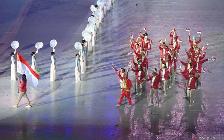Sejumlah atlet dan ofisial kontingen Indonesia memasuiki area pembukaan saat defile dalam upacara pembukaan SEA Games 2021 di Stadion Nasional My Dinh, Hanoi, Vietnam, Kamis (12/5/2022)