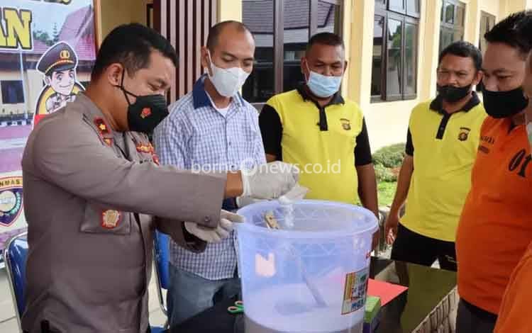 Wakapolres Seruyan Kompol Yosep Thomas Tortet saat memusnahkan barang bukti narkotika jenis sabu.