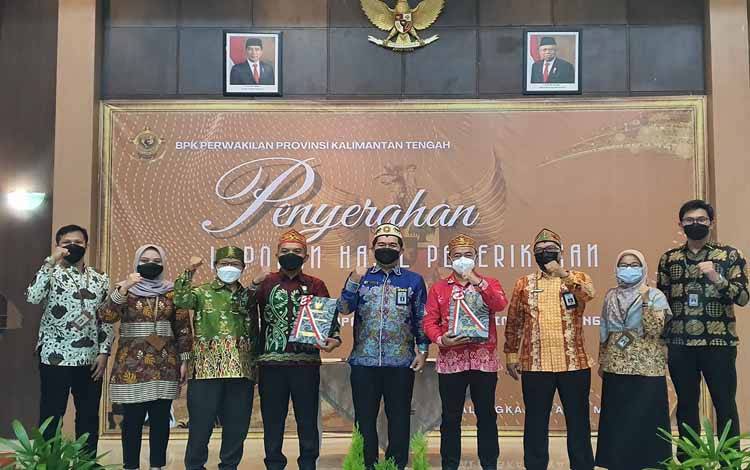 Bupati, Seruyan Yulhaidir bersama Ketua DPRD Seruyan Eko Zuli Prasetyo, saat menerima LHP dari BPK RI Kalteng dengan raihan opini WTP