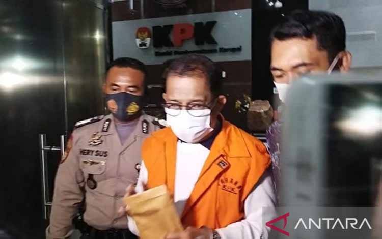 Tersangka Wali Kota Ambon Richard Louhenapessy (tengah/rompi jingga) di Gedung KPK, Jakarta, Jumat (13/5/2022)