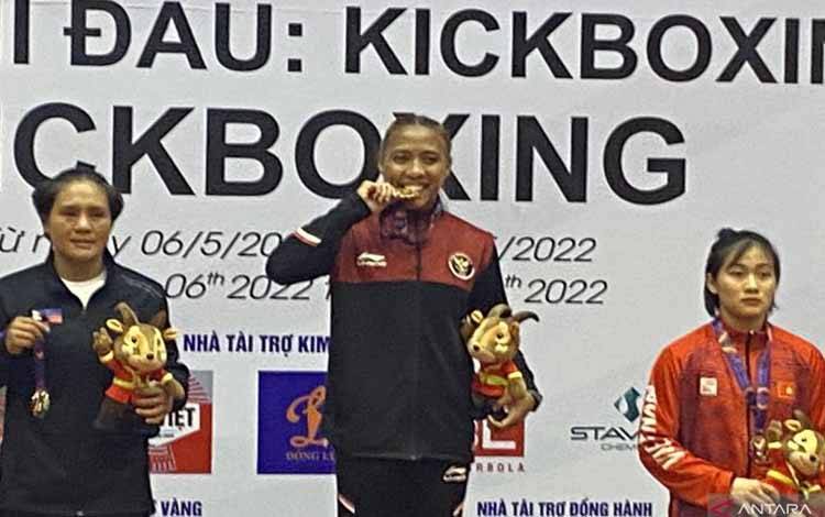 Atlet kickboxing putri Indonesia Diandra Ariesta Pieter saat upacara pengalungan medali usai memenangi babak final melawan atlet Filipina Cordero Gretel de Paz pada nomor full contact 56kg putri SEA Games 2021 di Bac Ninh Gymnasium, Vietnam, Jumat (13/5/2022)