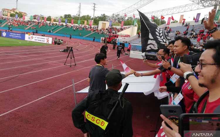 Suporter Beri Selamat Pelatih Shin Usai Timnas Cukur Filipina