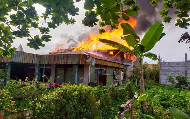 Kebakaran Gegerkan Warga Jalan Pilau Kapuas, 2 Rumah Terbakar