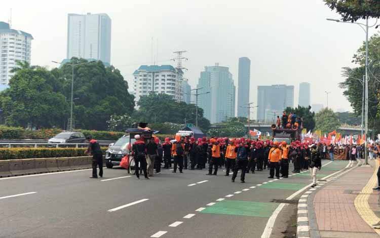 Buruh Long March dari GBK ke Gedung DPR RI