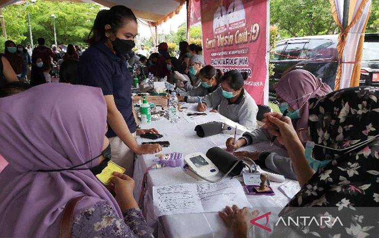 Dokumentasi-Masyarakat antusias mengikuti vaksinasi COVID-19 di Palangka Raya yang digelar Dinas Kesehatan provinsi beberapa waktu lalu. (ANTARA/Muhammad Arif Hidayat)