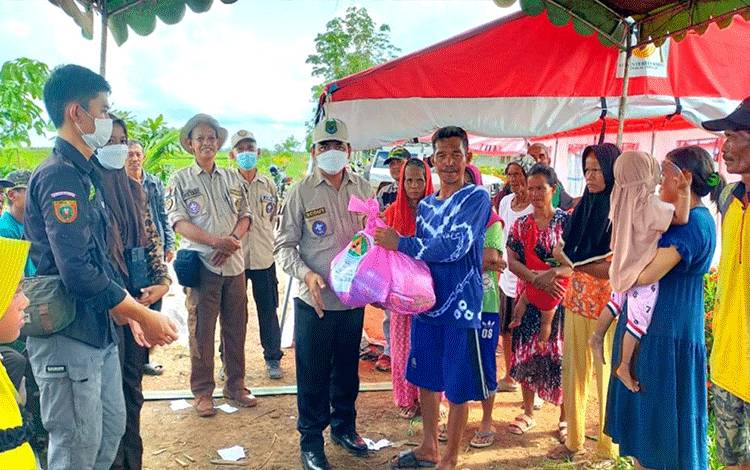 Pramuka Kapuas dan Disdik Salurkan Bantuan untuk Warga Terdampak Puting Beliung di Anjir