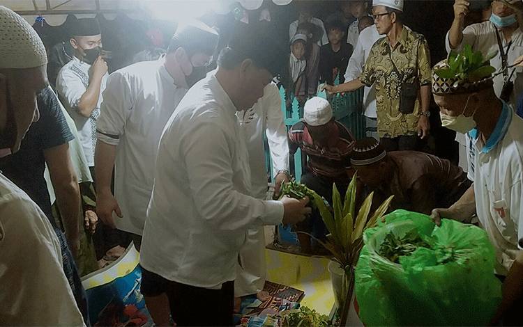 Warga Antarkan Jenazah Mantan Wakil Bupati Kotim Taufiq Mukri ke Pemakaman
