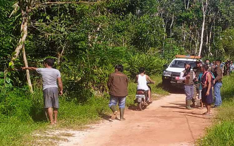 Warga Desa Batuah, Kecamatan Seranau saat menyaksikan rescue orangutan