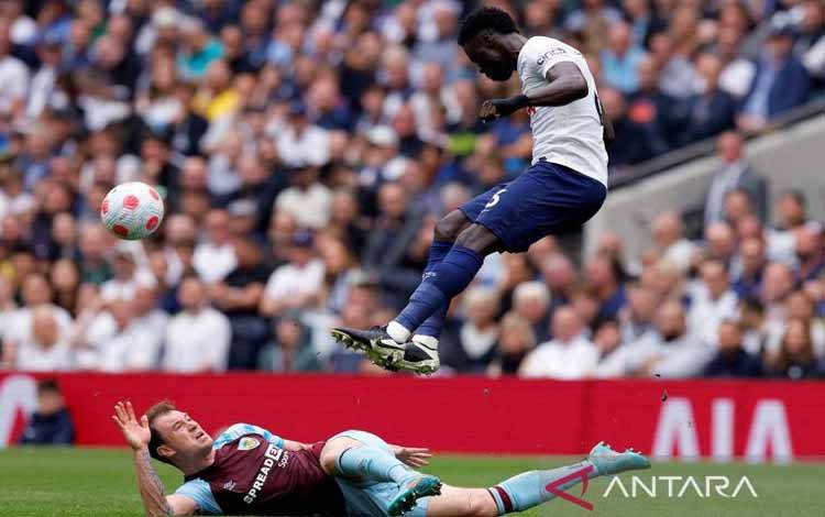 Pemain Burnley Ashley Barnes berebut bola dengan pemain Tottenham Hotspur Davinson Sanchez saat laga Liga Inggris di Tottenham Hotspur Stadium, London, Inggris (15/5/2022). Tottenham menang dengan skor 1-0