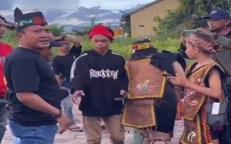 Anggota DPRD Kotim, Dadang H Syamsu saat bersama peserta Kuntau Bangkit Selamat