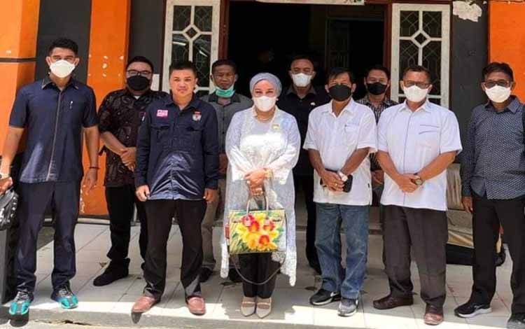 Anggota DPRD Kalteng, Henry dan Wakil Ketua III DPRD Kalteng, Faridawaty Darland Atjeh saat berkunjung ke KPU Murung Raya. (poto: istimewa)