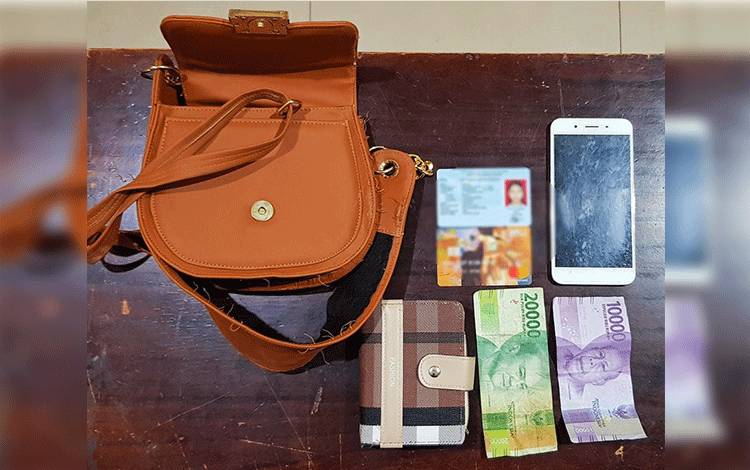 Barang bukti milik korban saat diamankan polisi untuk diproses penyidikan.