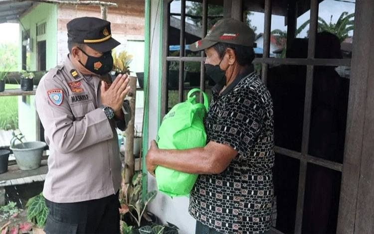 Program Gerakan 1000 Rupiah Sehari Polres Kapuas Terus Berlanjut untuk Membantu Warga