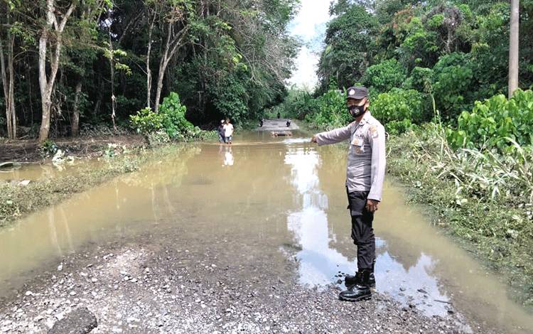 Sejumlah Ruas Jalan di Kecamatan Gunung Timang Masih Tergenang Banjir