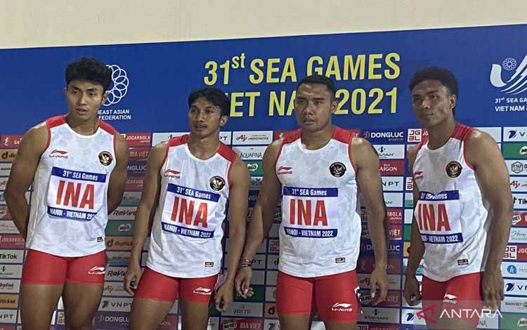 Tim estafet 4x100m yang dipimpin oleh Lalu Muhammad Zohri (kanan) usai perlombaan pada SEA Games ke-31 di Hanoi National Sports Complex, Stadion Nasional My Dinh, Hanoi, Vietnam, Senin (16/5/2022)