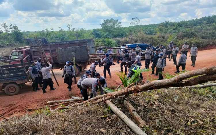 Pembongkaran pondok IUPHKm oleh satpam PT WYKI