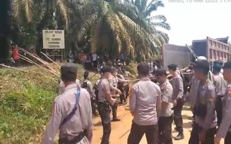 Satpam PT WYKI membongkar pondok yang dibangun oleh Suparman Cs
