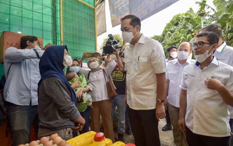 Menteri Perdagangan Muhammad Lutfi saat meninjau Program MigorRakyat di Jakarta, Selasa 17 Mei 2022