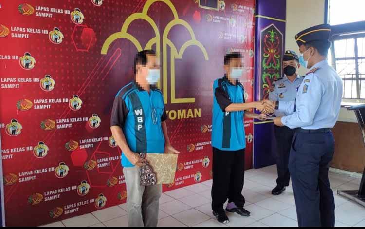 Penyerahan Remisi pada hari raya Waisak kepada WBP Lapas Sampit