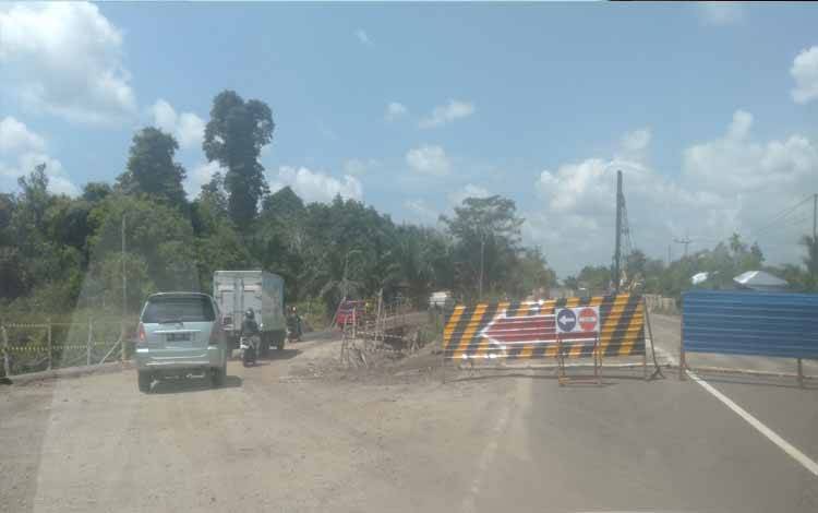 Anggota DPRD Katingan Ingatkan Pengguna Jalan Hati-hati Lintasi Jembatan Darurat Hampangen