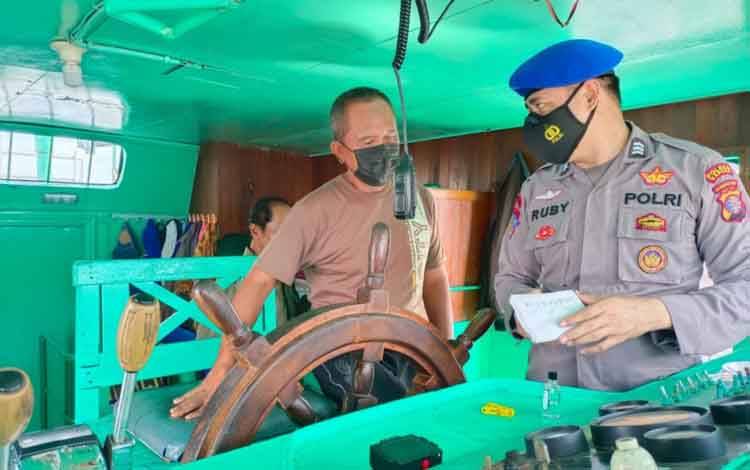 Satpolairud Polres Kapuas Rutin Cek Kelengkapan Dokumen dan Keselamatan Kapal