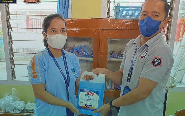 Klinik Barigas Rutan Kapuas Terima Puluhan Liter Cairan Disenfektan dari Divisipas Kalteng