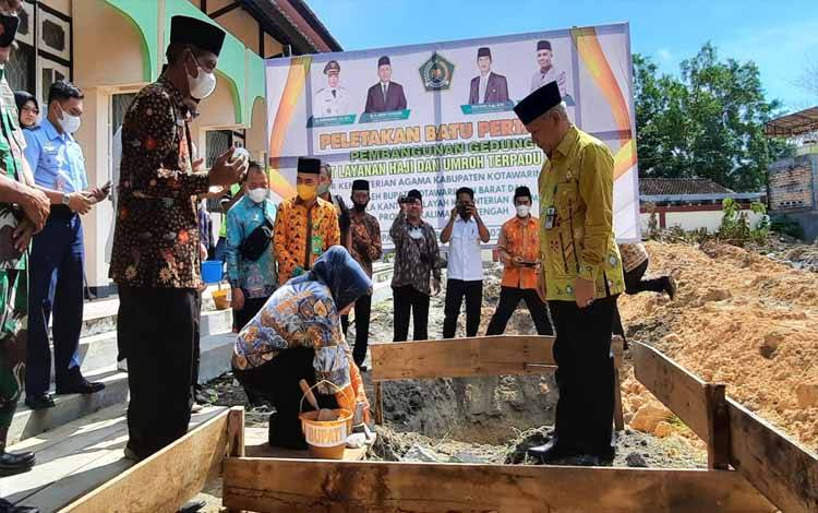Bupati Nurhidayah Letakan Batu Pertama Pembangunan Gedung PLHUT Kemenag Kobar