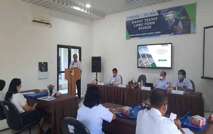 Sekda Gunung Mas Yansiterson saat memberikan sambutan di acara rapat teknis long form SP2020 yang diselenggarakan oleh BPS, Rabu 18 Mei 2022