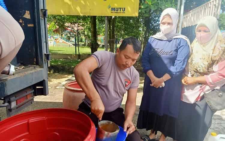 233 Warga Beli Minyak Goreng Murah di Halaman Mapolres Barito Timur