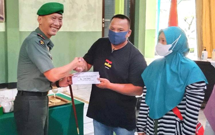 Dandim 1013 Muara Teweh, Letkol Inf Edi Purwoko menyerahkan bantuan kepada PKL dan pedagang warung secara simbolis, Rabu, 18 Mei 2022.