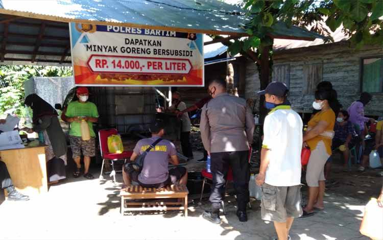 Polsek Awang Habiskan 644 Liter Minyak Goreng Murah pada Penjualan Hari Pertama