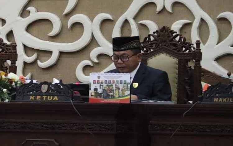 Ketua DPRD Kalteng, Wiyatno saat memimpin rapat paripurna