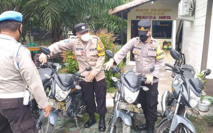 Kapolsek Hanau saat turun langsung melakukan pengecekan kendaraan bermotor
