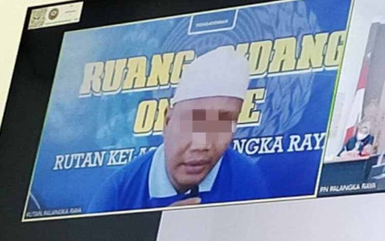 Terdakwa saat menjalani sidang virtual di Pengadilan Negeri Palangka Raya