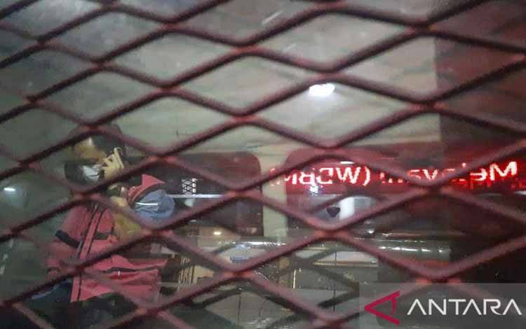 Tersangka perkara dugaan korupsi impor baja, Tahan Banurea, Analis Muda di Direktorat Perdagangan Luas Negeri (Daglu) Kementerian Perdagangan, duduk di mobil tahanan usai dilakukan penahanan, Kamis (19/5/2022)