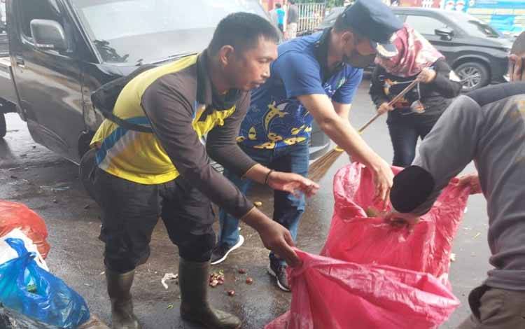 Camat Mentawa Baru Ketapang, Eddy Hidayat gotong royong di areal Pasar Subuh atau Mangkikit